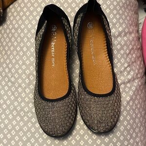 bernie mev. Black and Brown Woven Flats Sz 39/8w